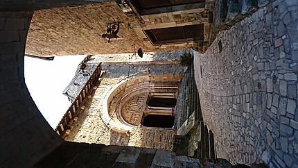 Vue sur le tympan de l'église Saint-Pierre