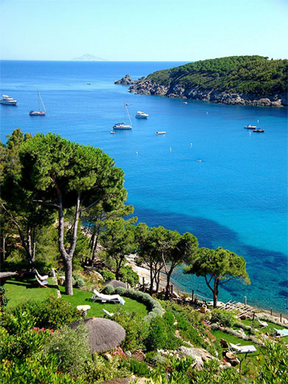 Mer bleu azur et vue sur Montecristo