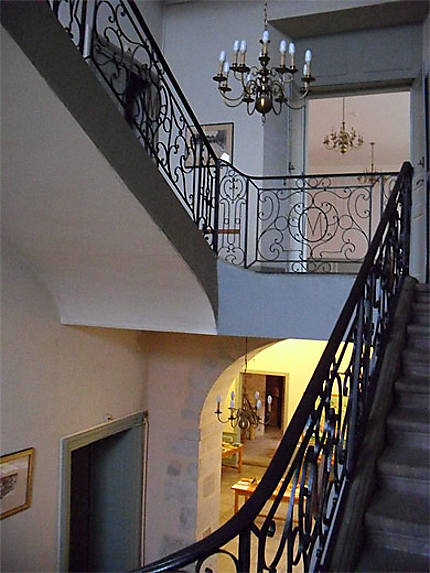Château des Evêques : escalier intérieur