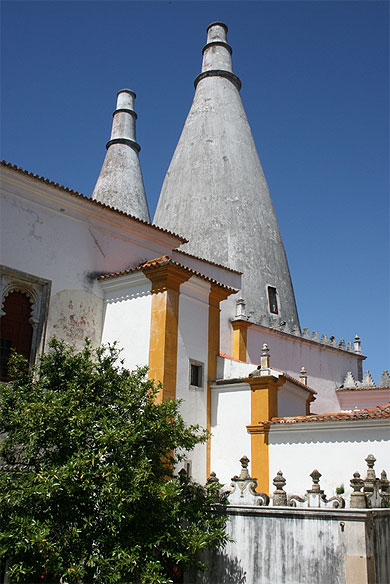 Les deux grosses cheminées du palais national de Sintra Les deux grosses cheminées du palais national de Sintra