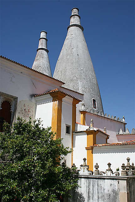 Les deux grosses cheminées du palais national de Sintra