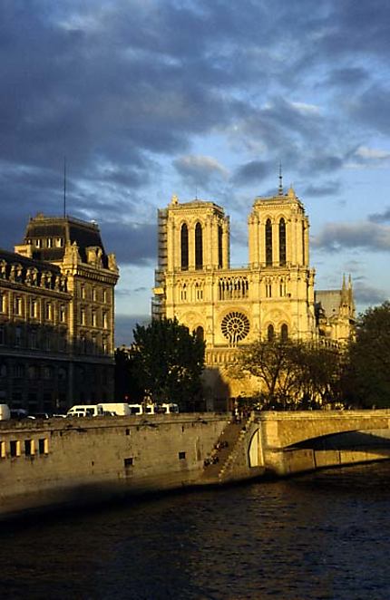 Coucher sur Notre Dame de Paris