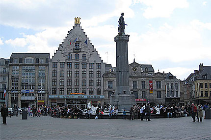 Lille - Grand-Place - Le Théâtre, la Voix du Nord et la Déesse
