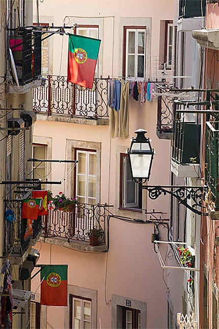 Lisbonne - Alfama - Les drapeaux flottent