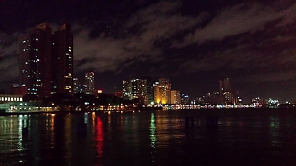 Baie de Manille by night