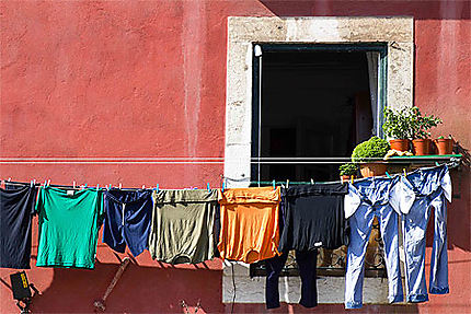 Lisbonne - Alfama - Fenêtre buanderie aux jolies couleurs