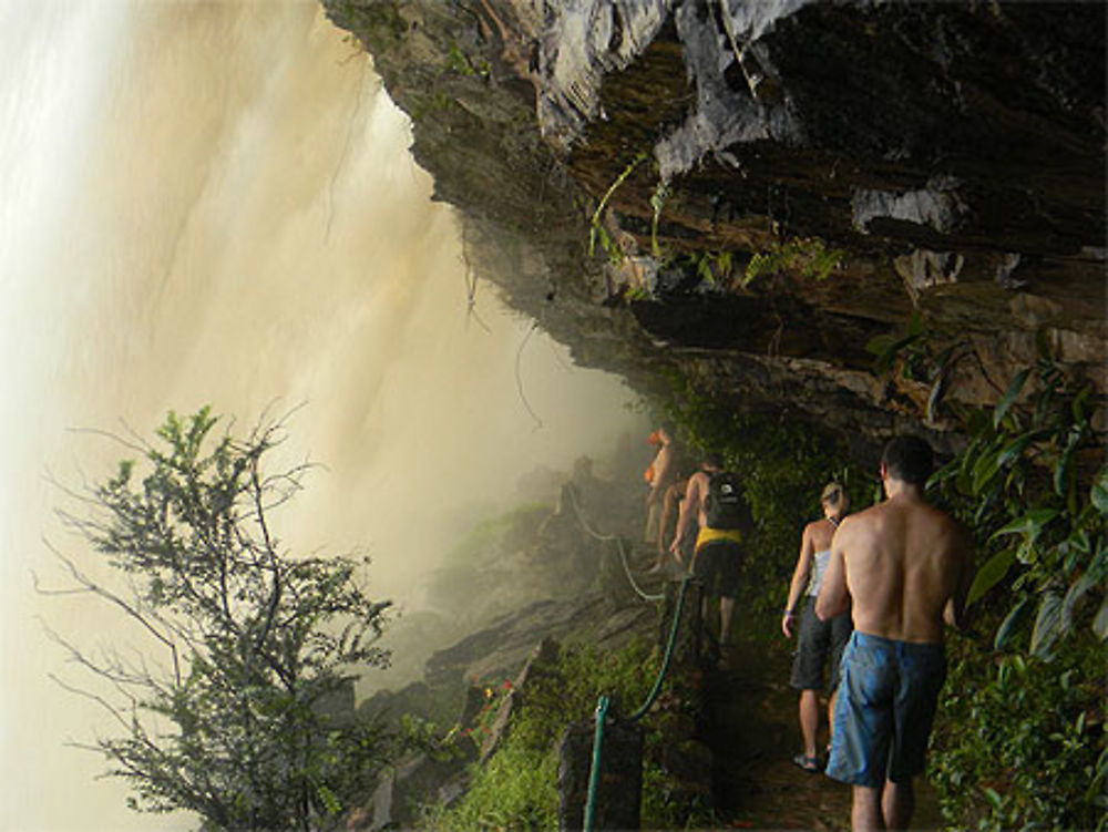 Passage sous le Salto Hacha