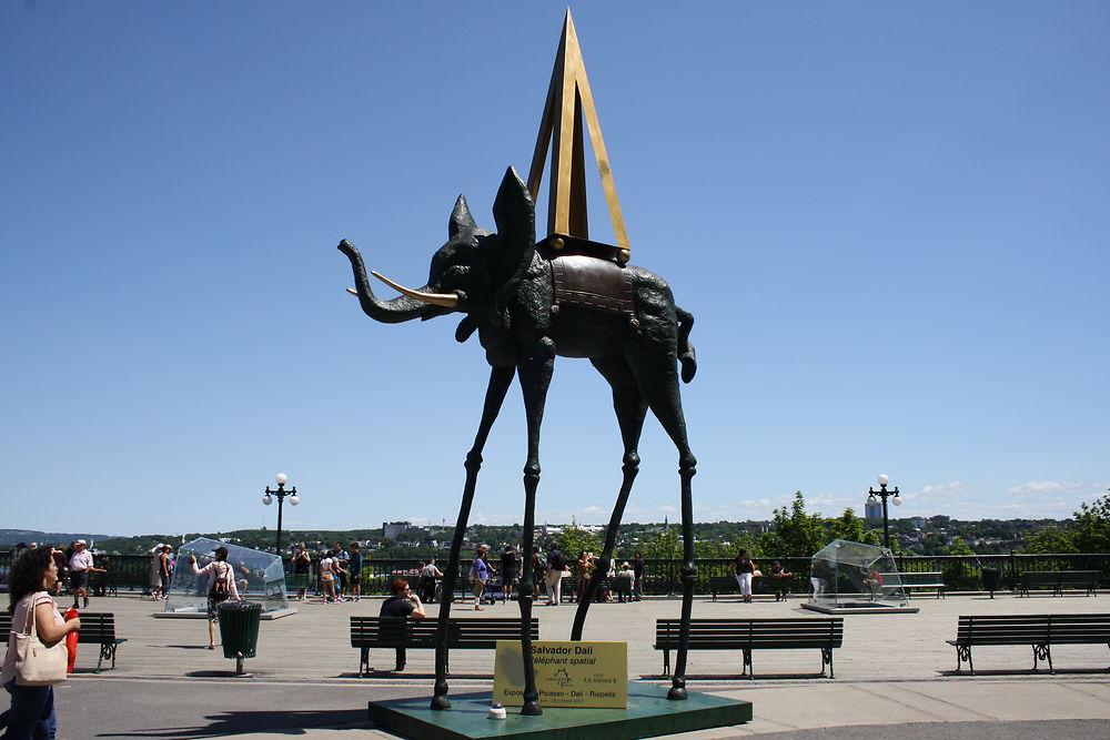 Salvatore Dali dans le ciel de Québec
