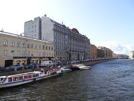 Immeubles le long du canal à Saint-Pétersbourg
