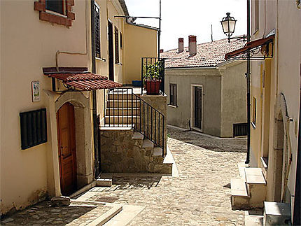 Une charmante ruelle étroite au vieux village