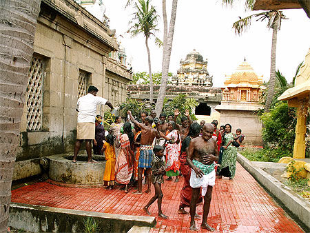 Rameswaram - Ablutions au temple de Ramanatha Swami