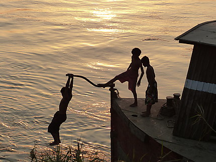 Jeux au coucher de soleil sur l'Irrawaddy