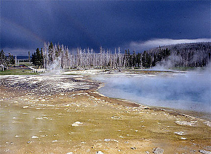 Yellowstone, Midway Geyser Basin par temps orageux