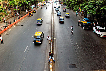 Traversée acrobatique des avenues de Mumbai