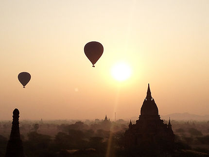 Lever de soleil sur la plaine de Bagan
