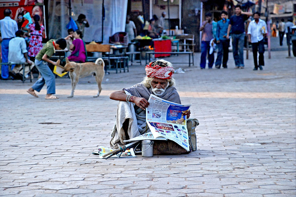 Pèlerin lisant son journal à Omkareshwar