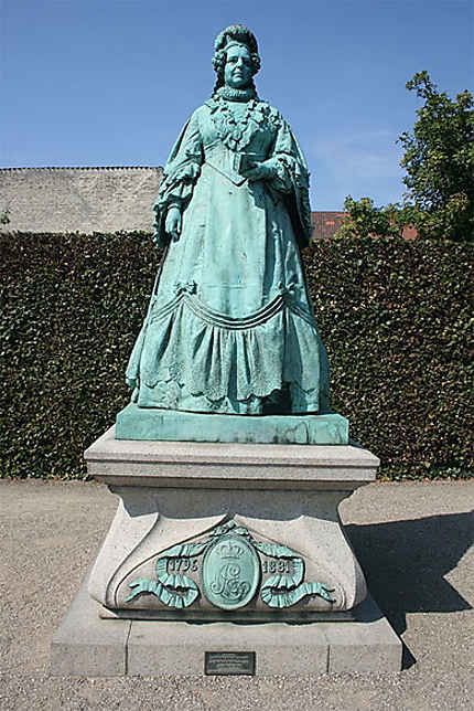 Statue de Caroline Amélie