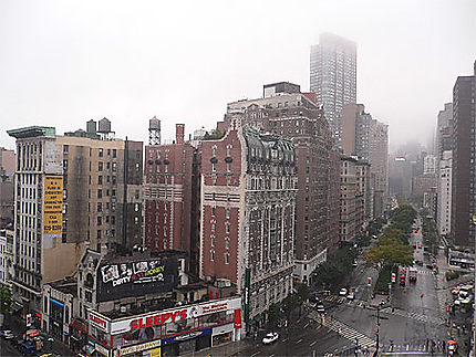 Vue sur Broadway dans la brume au niveau de la 72th rue