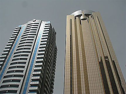 Deux grand bâtiments