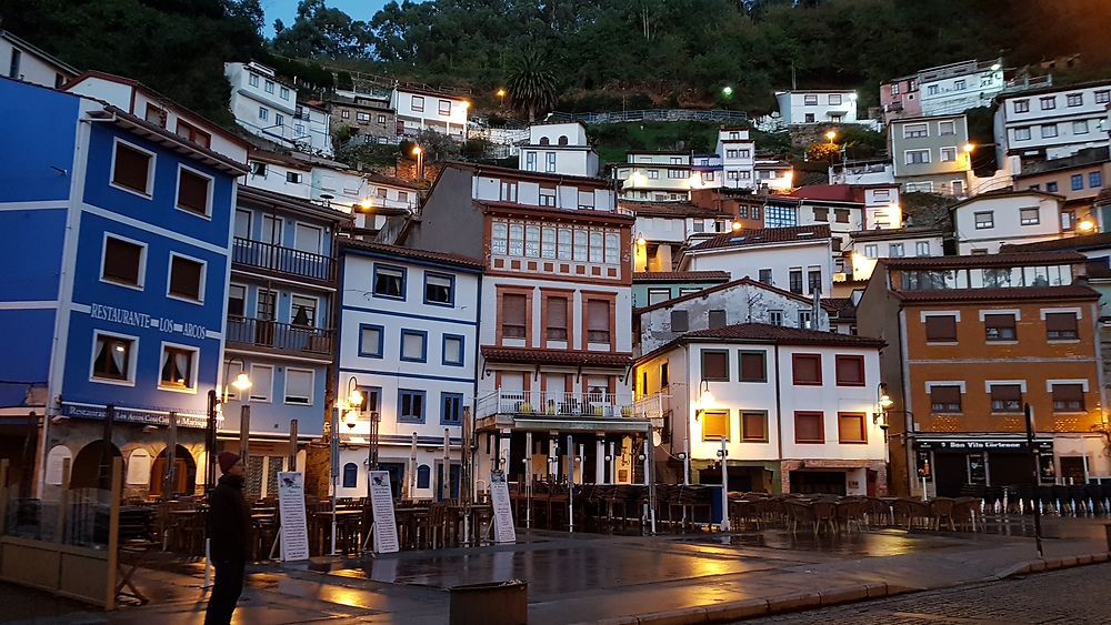 Cudillero de nuit, dans les Asturies