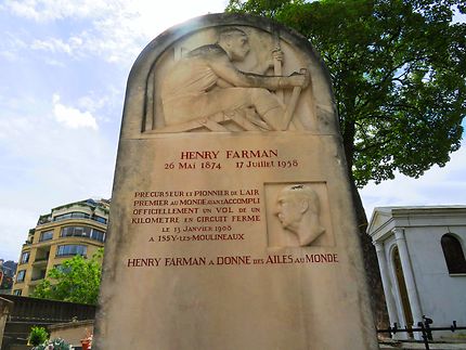 Tombe d' Henri Farman (pionnier de l' aviation.)