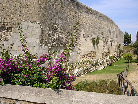 Les remparts bien conservés du village de Tarquinia Les remparts bien conservés du village de Tarquinia