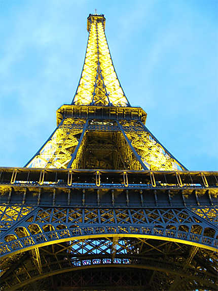 La tour Eiffel est prête pour la nuit