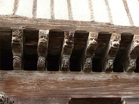 Détails des sculptures des maisons médiévales Détails des sculptures des maisons médiévales