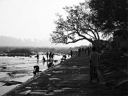 Bain matinal dans la rivière Kavéri, entre Mysore et Hassan au Karnataka