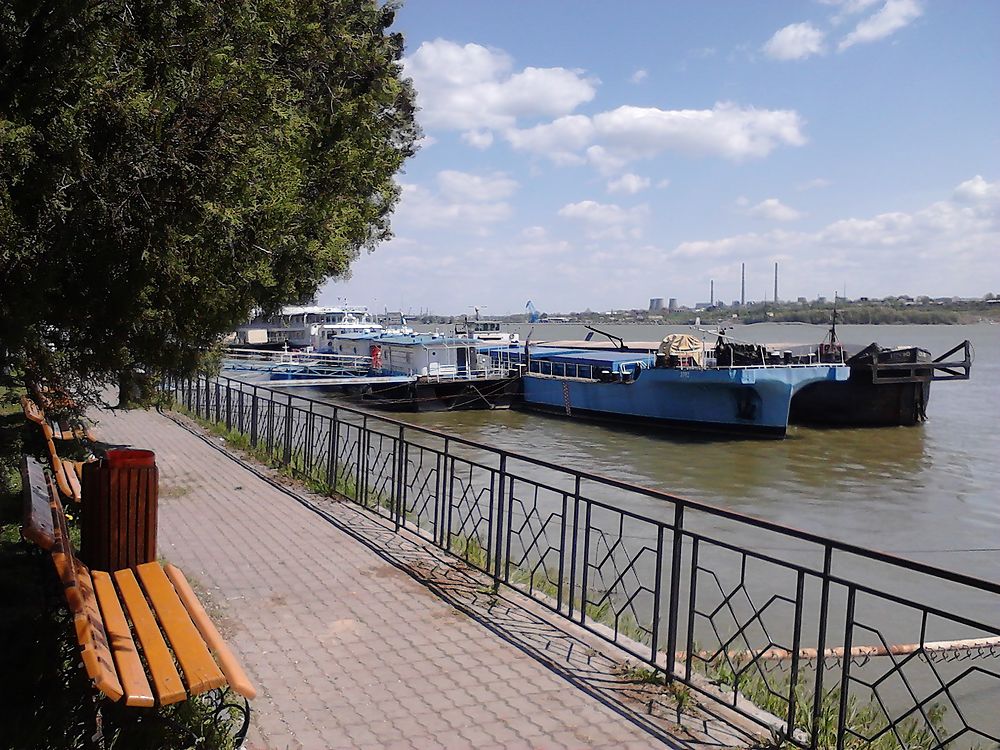 Bateaux restaurant à quai sur le Danube à Giurgiu