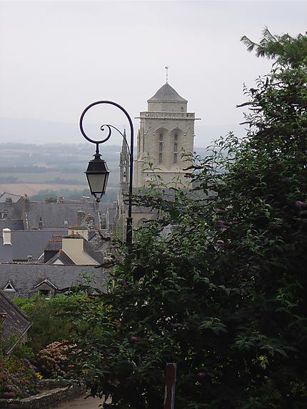 L'église Saint Ronan depuis le haut d'une ruelle