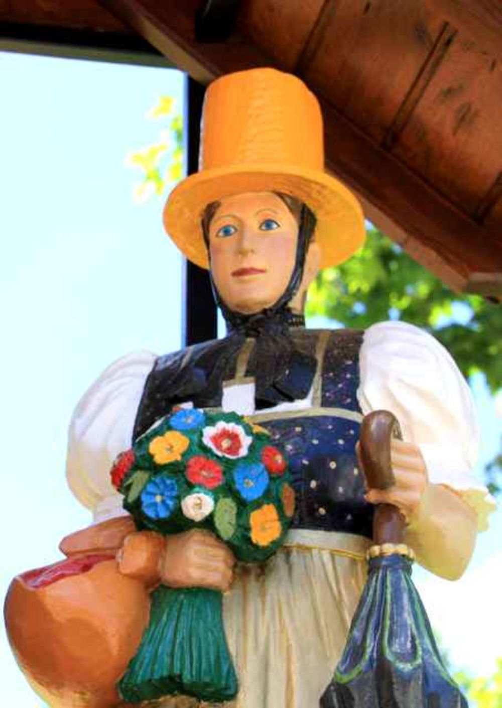 Près de l'église statuettes en bois à Schonwald