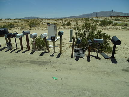 Boites aux lettres dans le désert californien