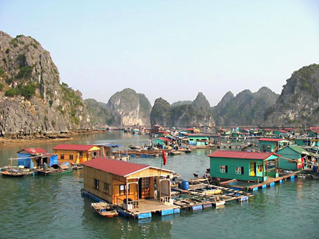 Village de pêcheurs sur l'eau sur la Baie d'Halong Village de pêcheurs sur l'eau sur la Baie d'Halong