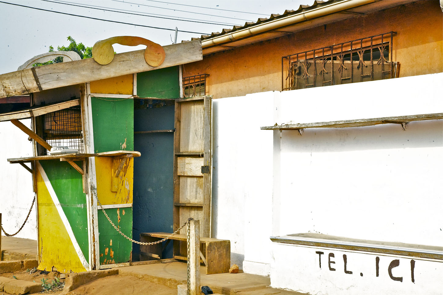 La cabine téléphonique de Togoville La cabine téléphonique de Togoville