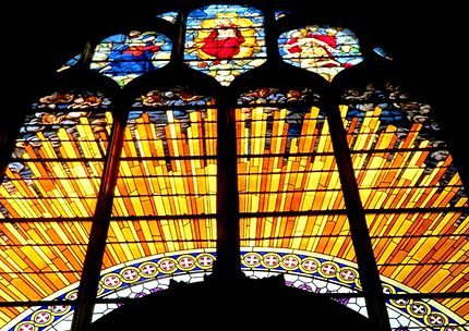 Vitraux surprenants, église à Paris