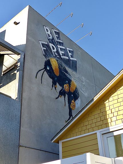 Une abeille en street art