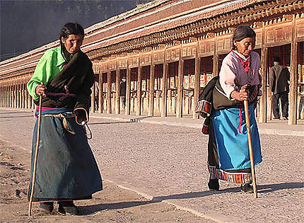 Femmes en pèlerinage à Labrang