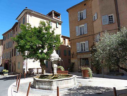 Jolie place à la fontaine 