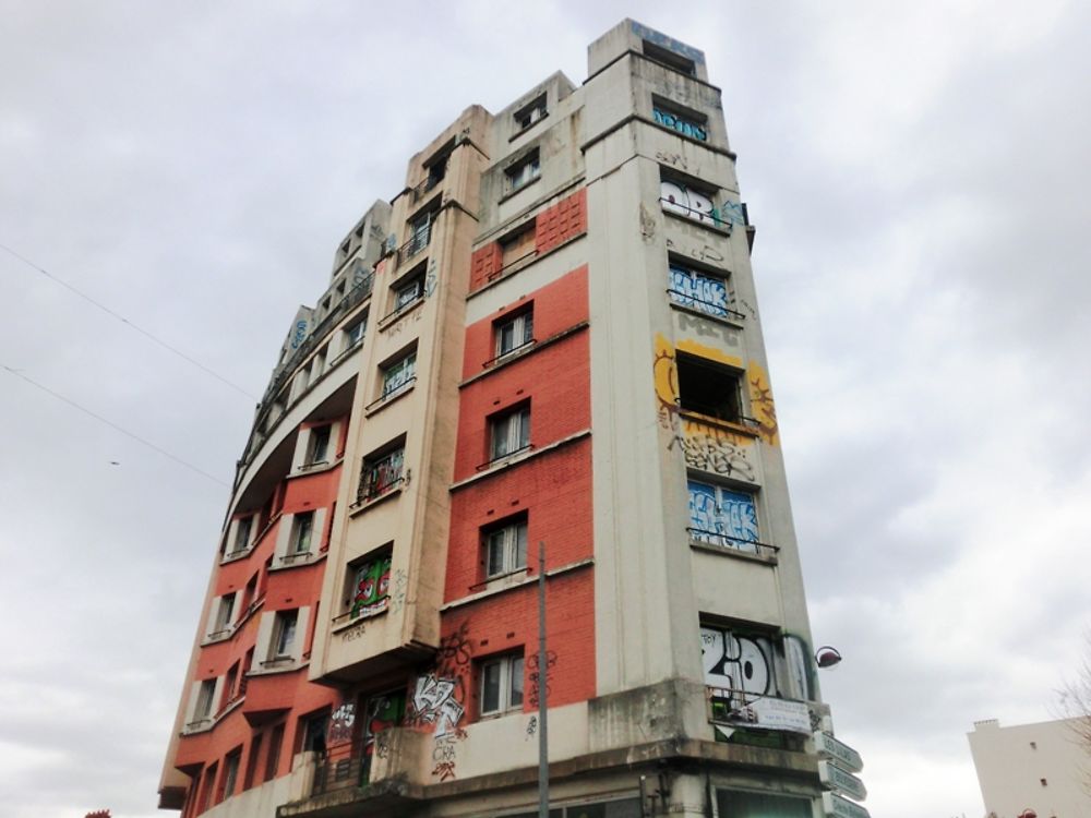 Tour abandonnée et taguée