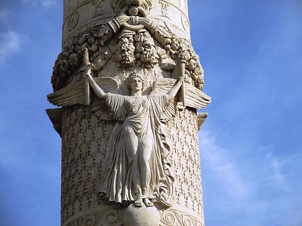 Colonne de la barrière du trône (détail)