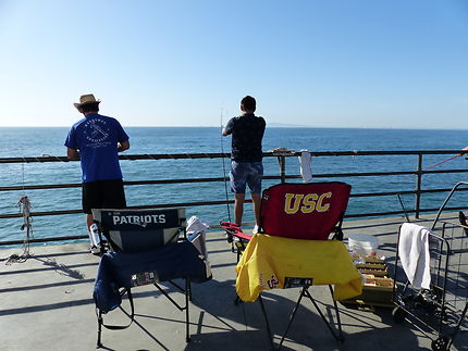 Pêcheurs sur la jetée à Los Angeles