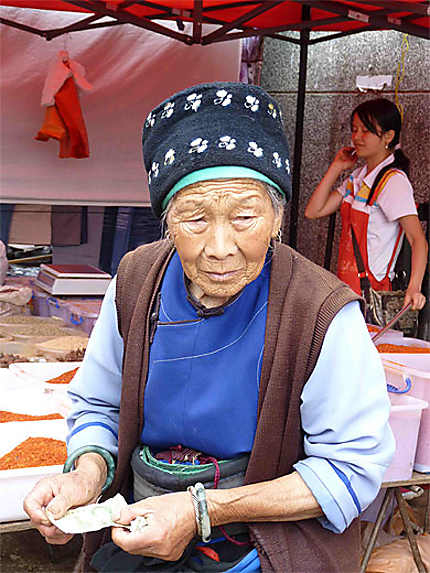 Vieille femme au Marché de Xizhou