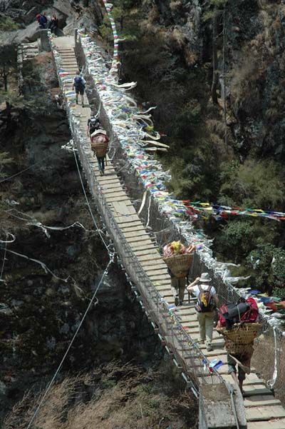 Pont suspendu à l' ombre de l' Everest