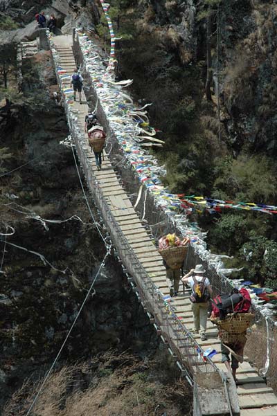 Pont suspendu à l' ombre de l' Everest Pont suspendu à l' ombre de l' Everest