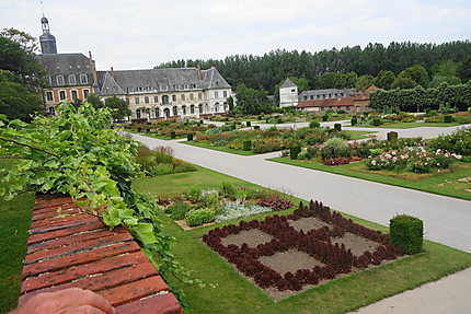 L'abbaye depuis les jardins