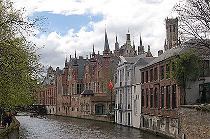 Canal, près du plus vieux pont de Bruges