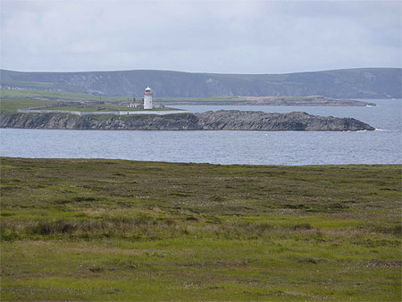 Un petit phare de loin Un petit phare de loin