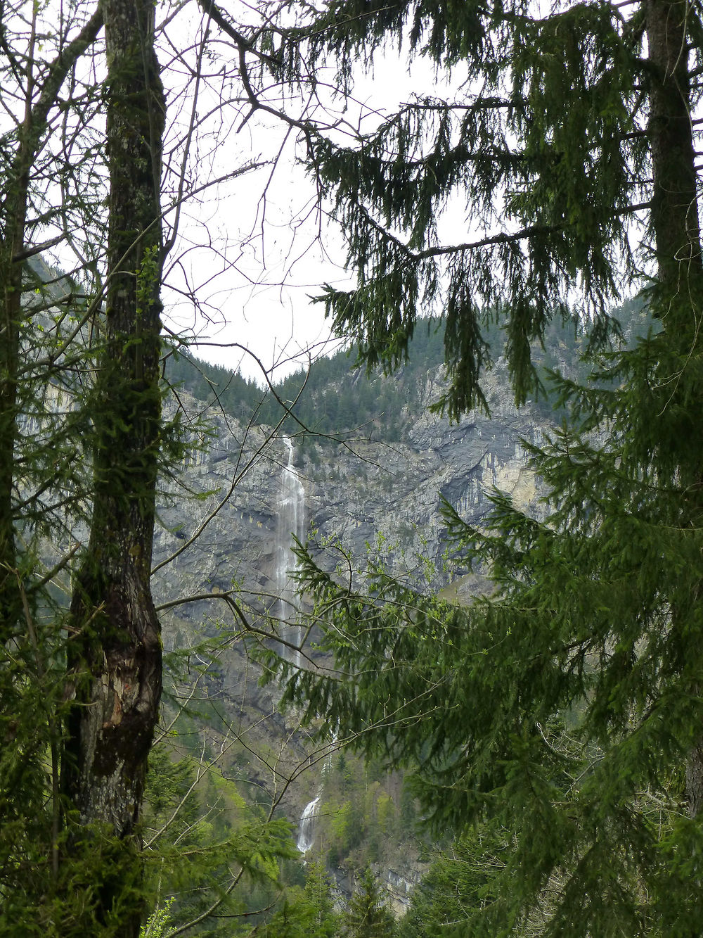 Cascade sur la route vers le plateau