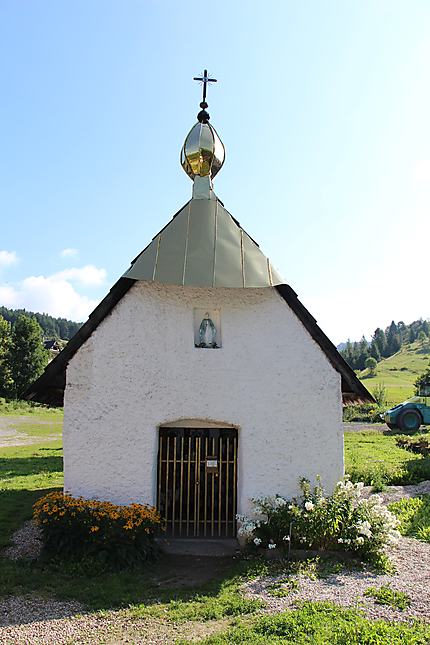 Petite église dans les environs du village Jaworki